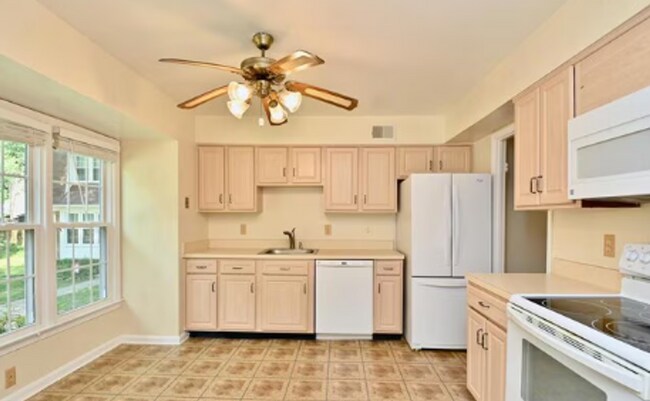 Building Photo - Charming 3-Level Townhome Backing to Woods in Prime Alexandria Location