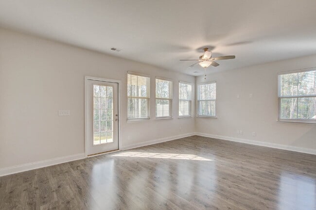 Building Photo - 7821 Montview Rd