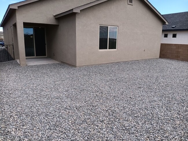 Building Photo - Beautiful 3 bedroom, 2 bathroom home in Ri...