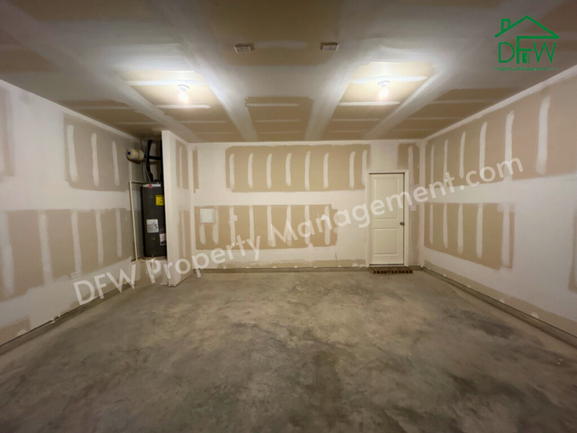 Building Photo - Spacious 5-Bedroom Home with Modern Upgrad...