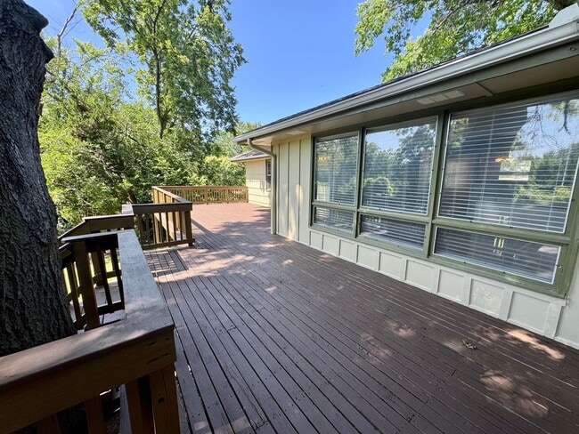 Building Photo - Spacious, Private Retreat in the Heart of the City