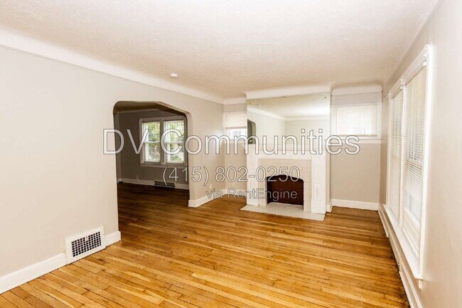 Building Photo - 340 E 197th St