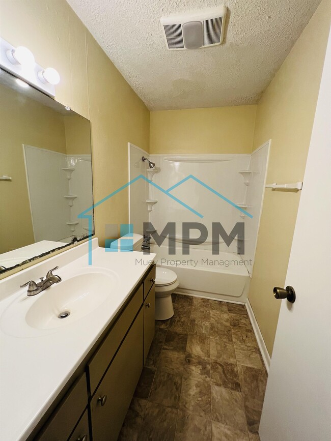Building Photo - 62 W Elmwood Dr