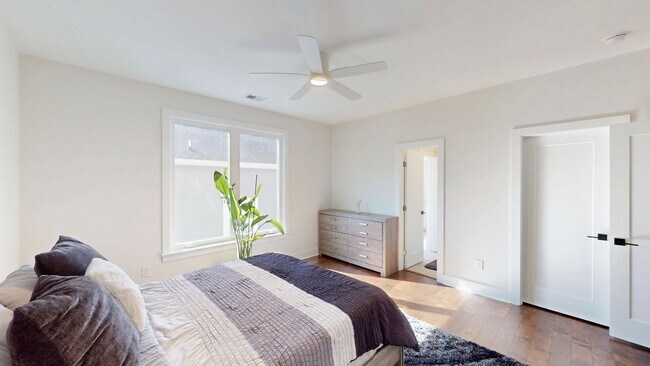 Building Photo - 1220 Lomax Ave