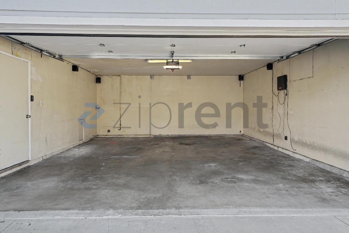 Building Photo - Unit