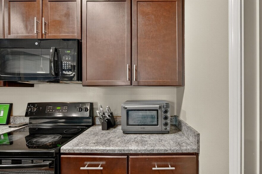 Building Photo - 8350 Cascade Ave