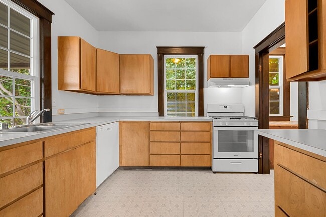 Building Photo - Large Single Family home with Bonus Room!