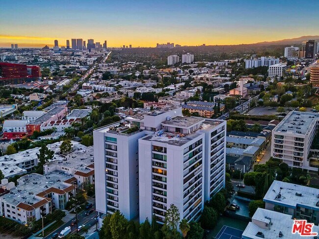 Building Photo - 1100 Alta Loma Rd