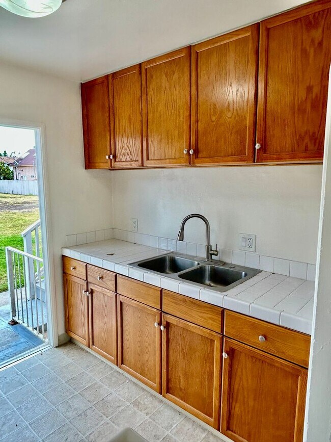 Building Photo - Bright & Airy 2 Bed / 1 Bath Apartment in Point Loma!
