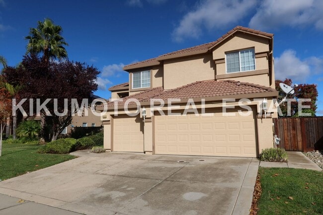 Building Photo - Lakefront 4 bedroom, 3 bath, 3 car  in the Lakeside Community