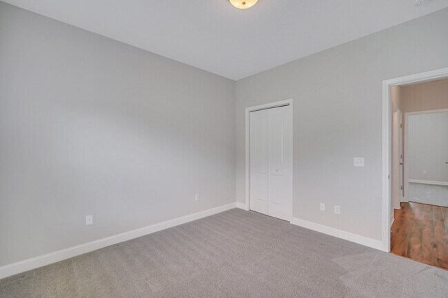 Building Photo - 486 Thorp Circle