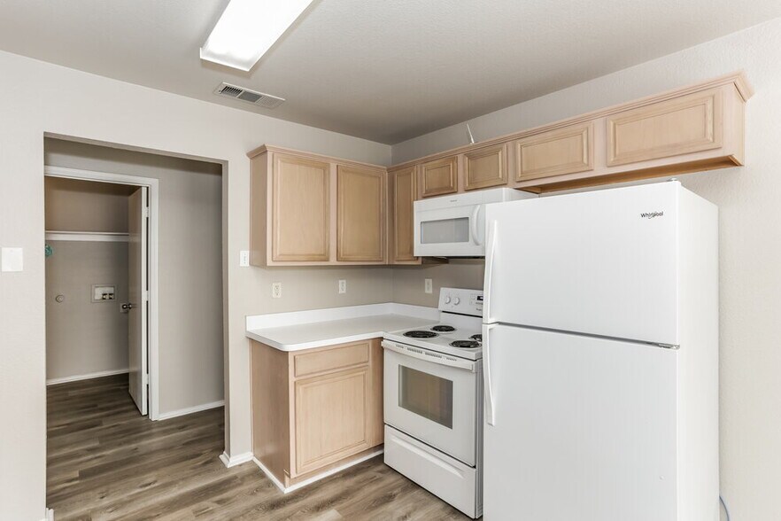 Building Photo - 1402 Gray Dawn Dr