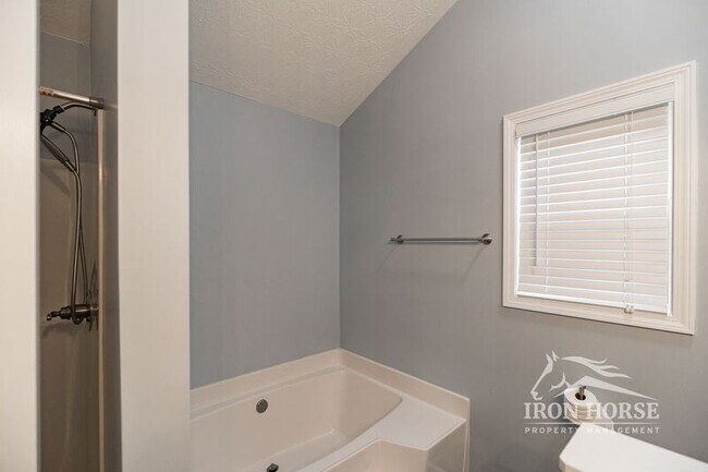 Building Photo - 112 Mint Pl