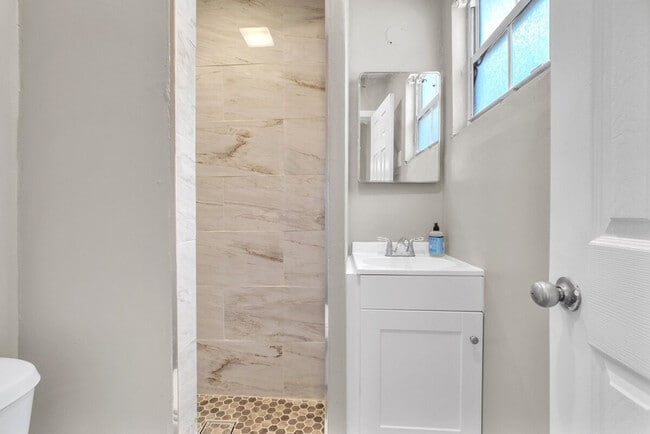 Building Photo - 908 Buena Vista Dr