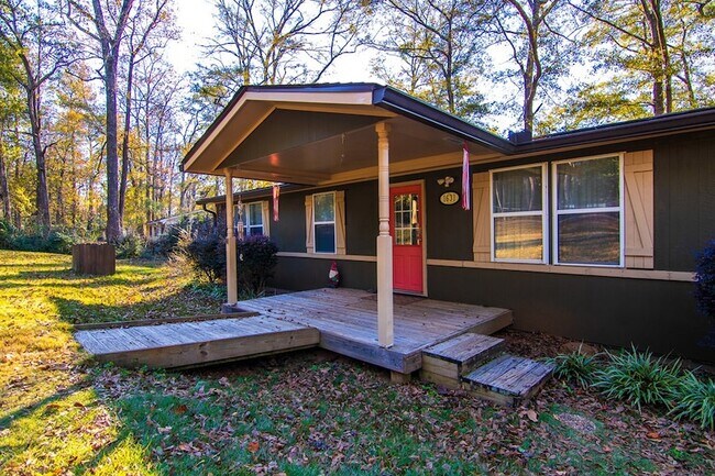 Building Photo - 1631 W Pine Lake Dr