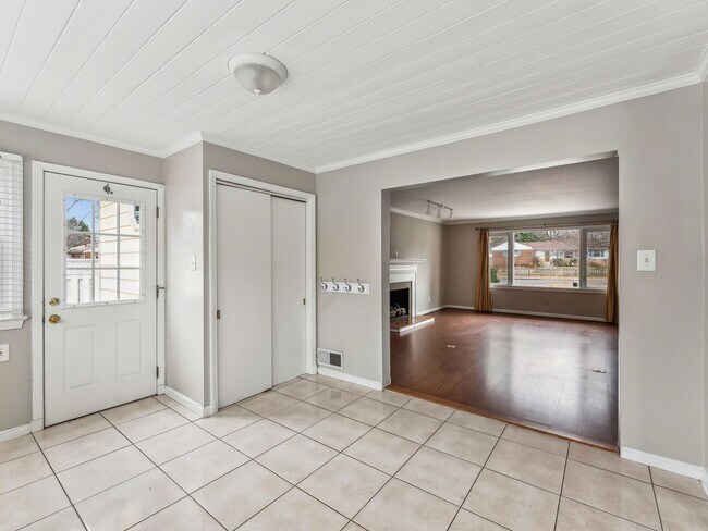 Building Photo - Easy one level living on a 1/3 acre corner lot!