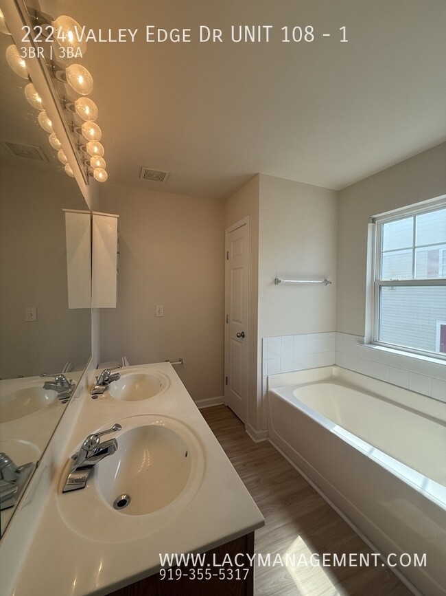 Building Photo - 2224 Valley Edge Dr