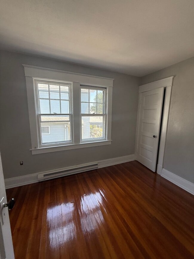 Building Photo - Spacious 3 Bed, 2 Bath Single Family home ...