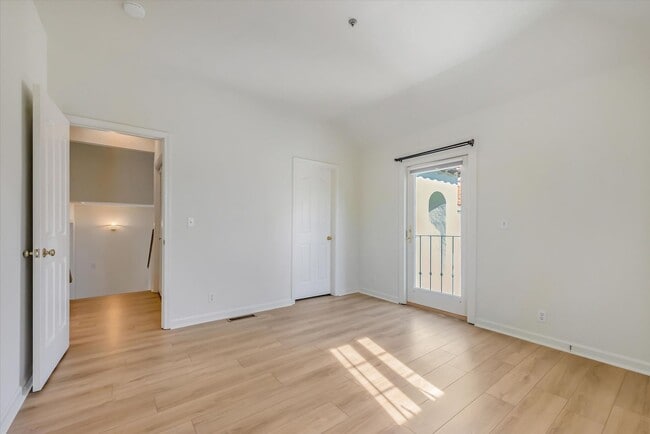 Building Photo - Spacious Townhome in Palo Alto