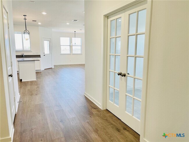 Building Photo - 914 Childress Dr