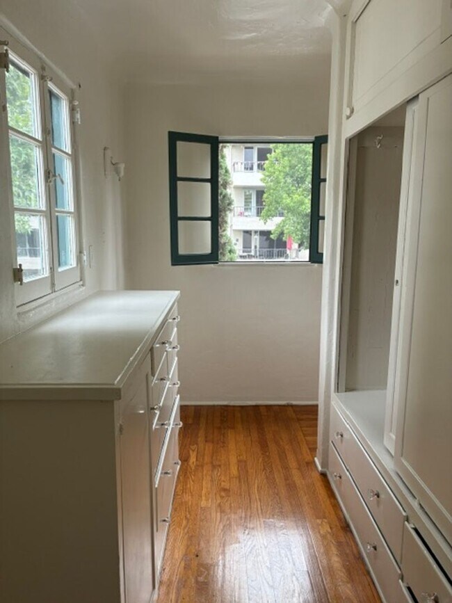 Building Photo - 2112