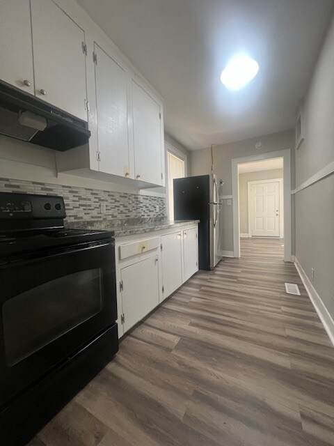 Building Photo - 2728 W Surrey Dr