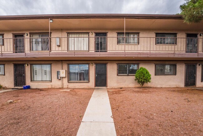 Building Photo - 1 Bedroom Downstairs  Condo Unit Near the ...