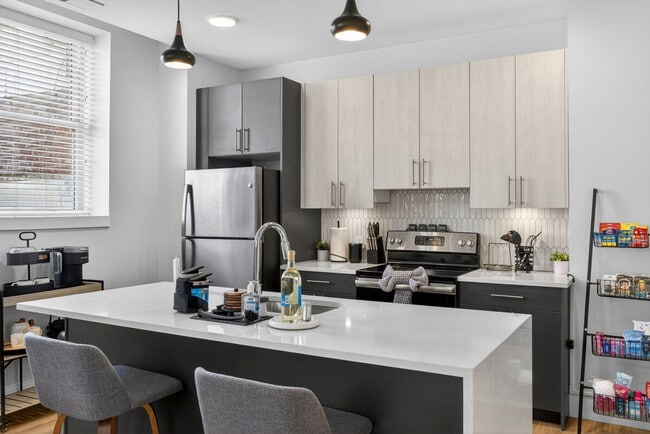 Building Photo - 1424 N Park Pl