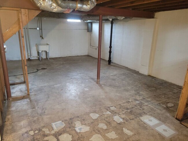 Building Photo - 6910N43rdM(723)