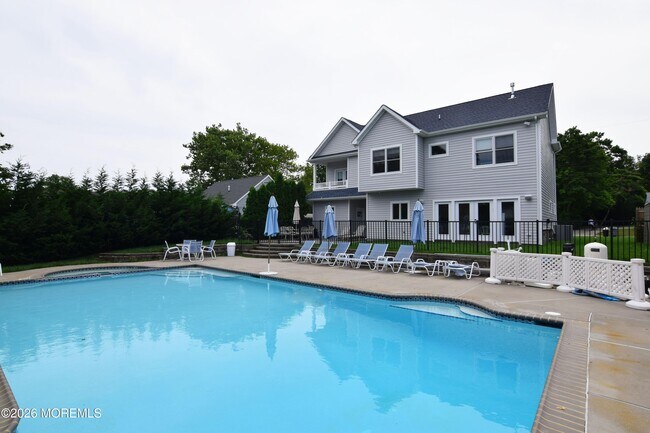 Building Photo - 229 Lockwood Ave