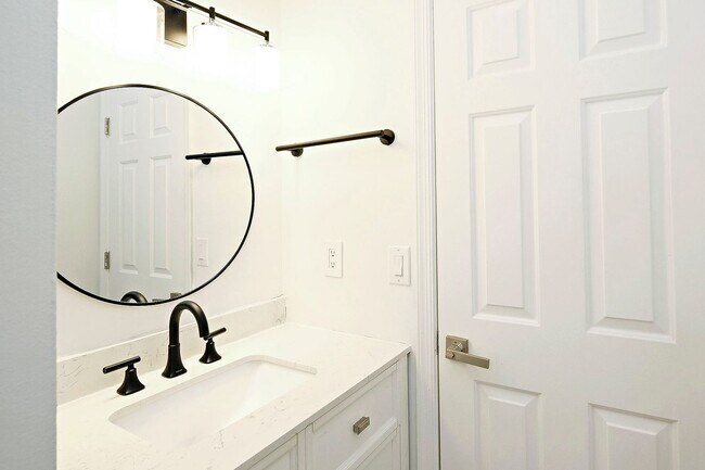 Building Photo - Pet-Friendly Duplex With Fenced Yard – Move-In Ready!