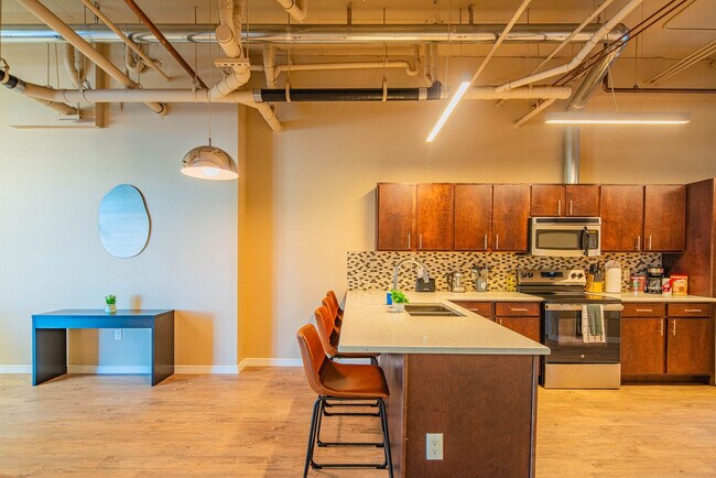 Building Photo - 1275 E University Dr