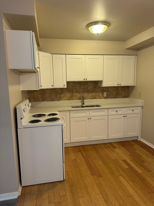 Building Photo - 1015 N Farnsworth Ave