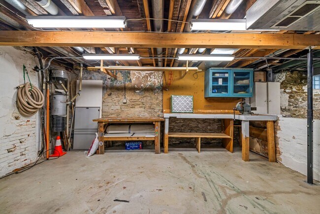 Building Photo - *Beautifully Updated & Spacious 4BD/2.5BA Single Family Home Available in South Side Slopes*