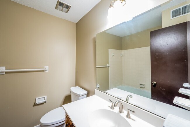 Building Photo - 1922 Ridgemont Road