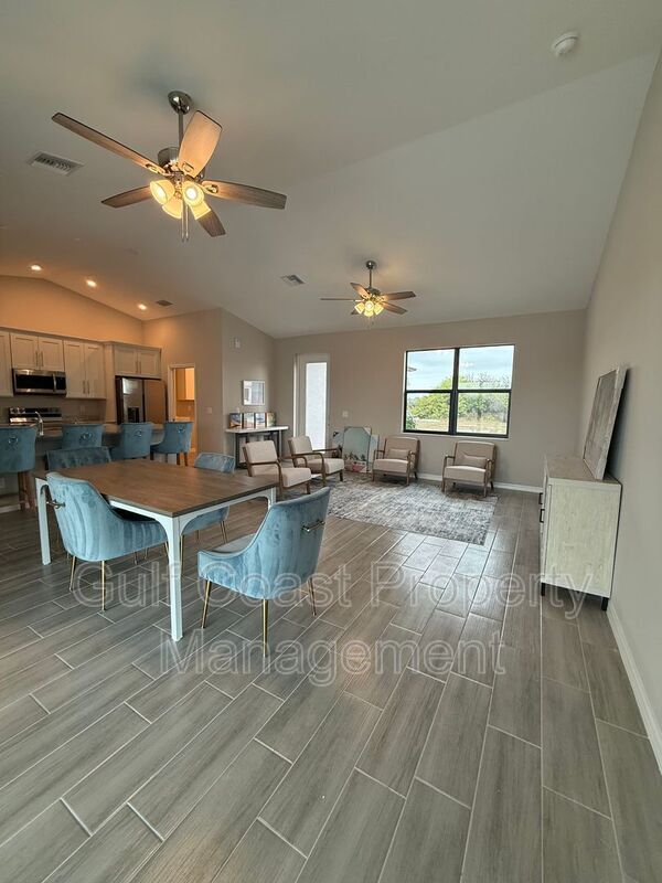 Building Photo - 2609 NE 5th Pl