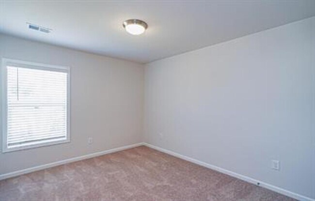 Building Photo - Spacious 3/2 Available Now!