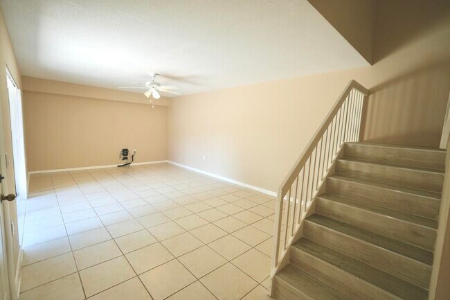 Building Photo - 1008 10th Ct