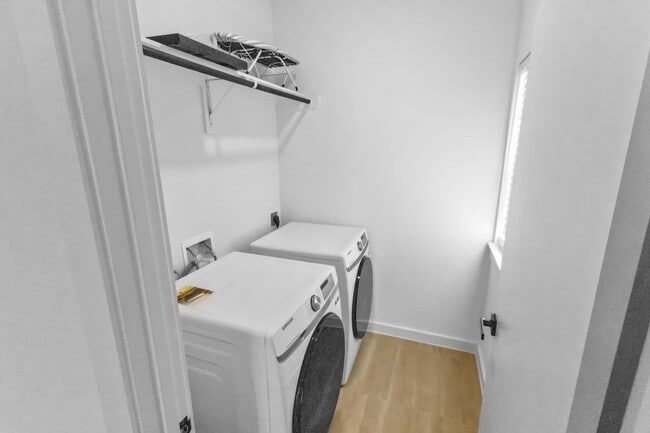 Building Photo - 6740 Peerless St