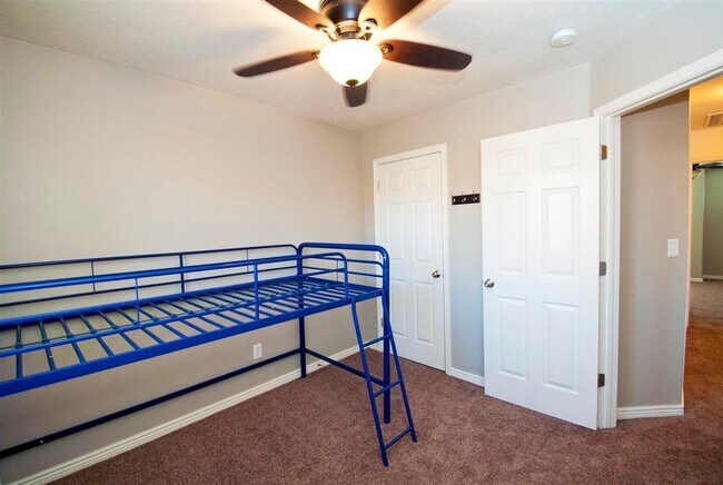 Building Photo - Cute Hidden Valley Townhome!