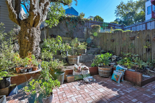 Building Photo - Spacious Two Bedroom Condo in Potrero Hill...
