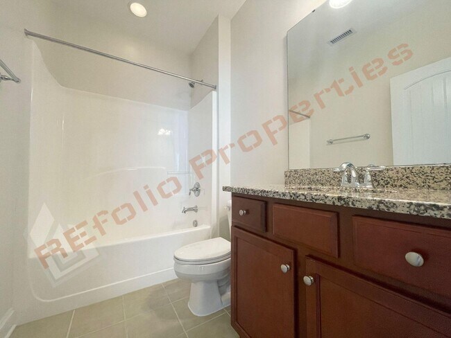Building Photo - Beautiful 5 Bedroom End Unit Townhouse wit...
