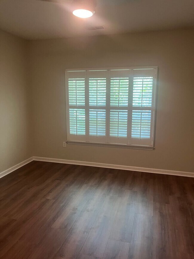 Building Photo - Available now. Beautiful, FULLY REMODELED 1 BR/1 BA Condo at the Regatta On James Island!