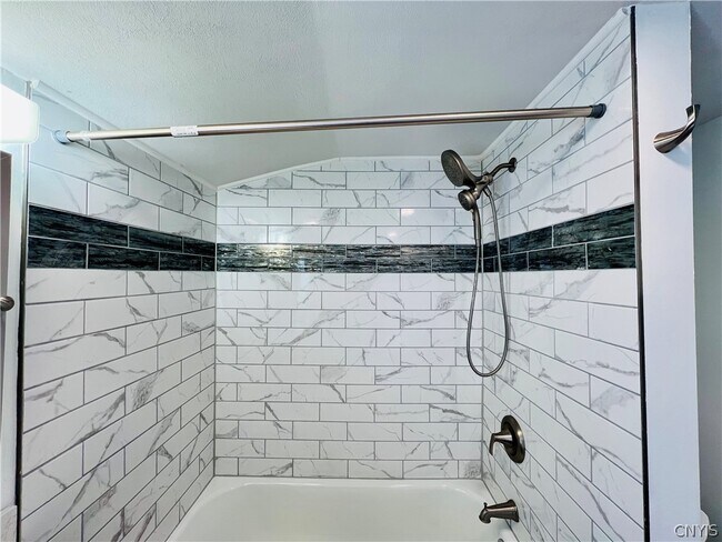 Building Photo - 140 E Oneida St