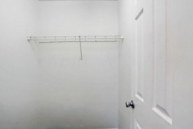 Building Photo - GREAT TOWNHOME- Come see it today!