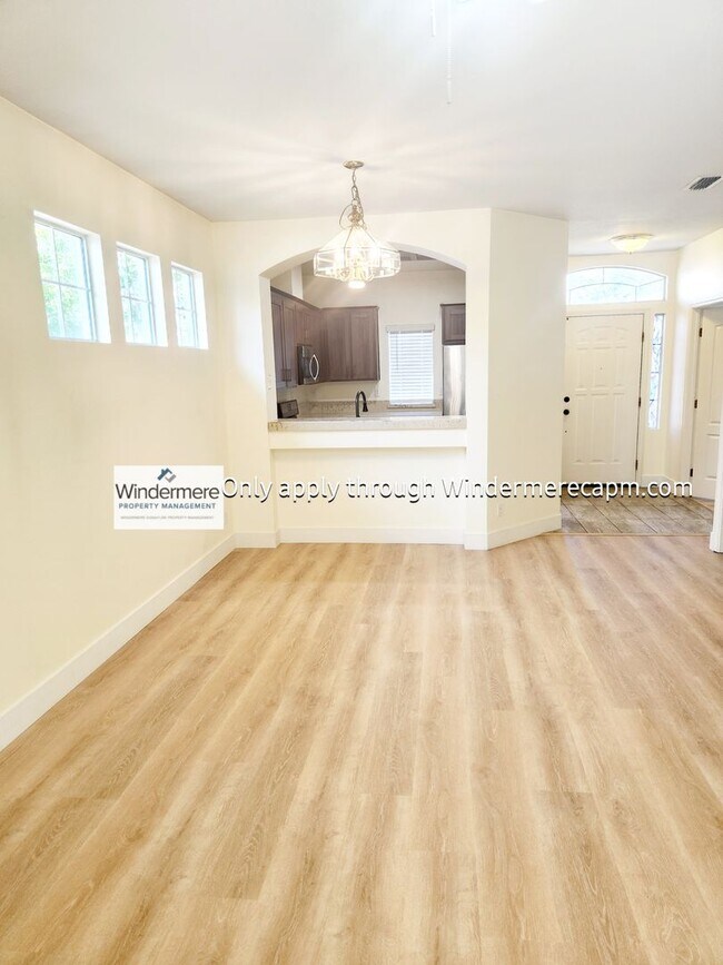 Building Photo - Bright 3 bedroom, 2 bath in Gated Communit...