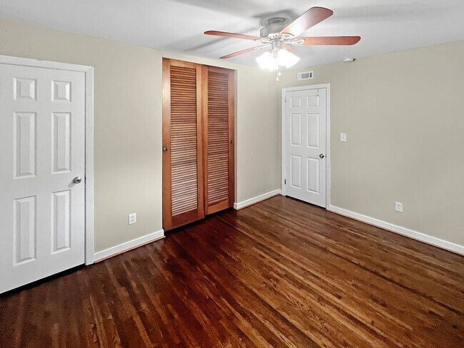 Building Photo - 244 E Haven Dr