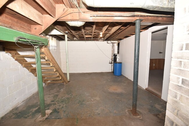Building Photo - 3 bedroom 1.5 bath home next to IUSB.