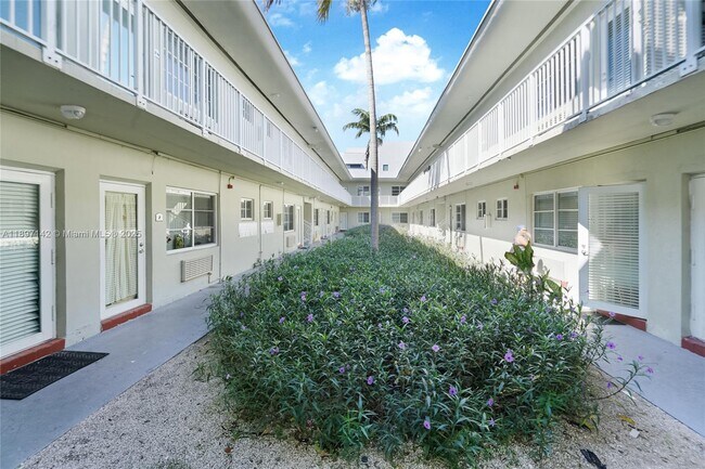 Building Photo - 6930 Rue Versailles Dr