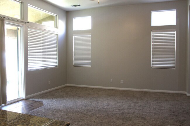 Building Photo - Northwest Bakersfield Home in the Village Green Community For Rent